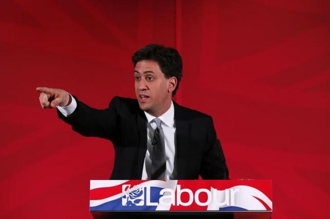Britain's opposition Labour Party leader Ed Miliband gestrues during a campaign event in central London England April 9, 2015. REUTERS/Stefan Wermuth