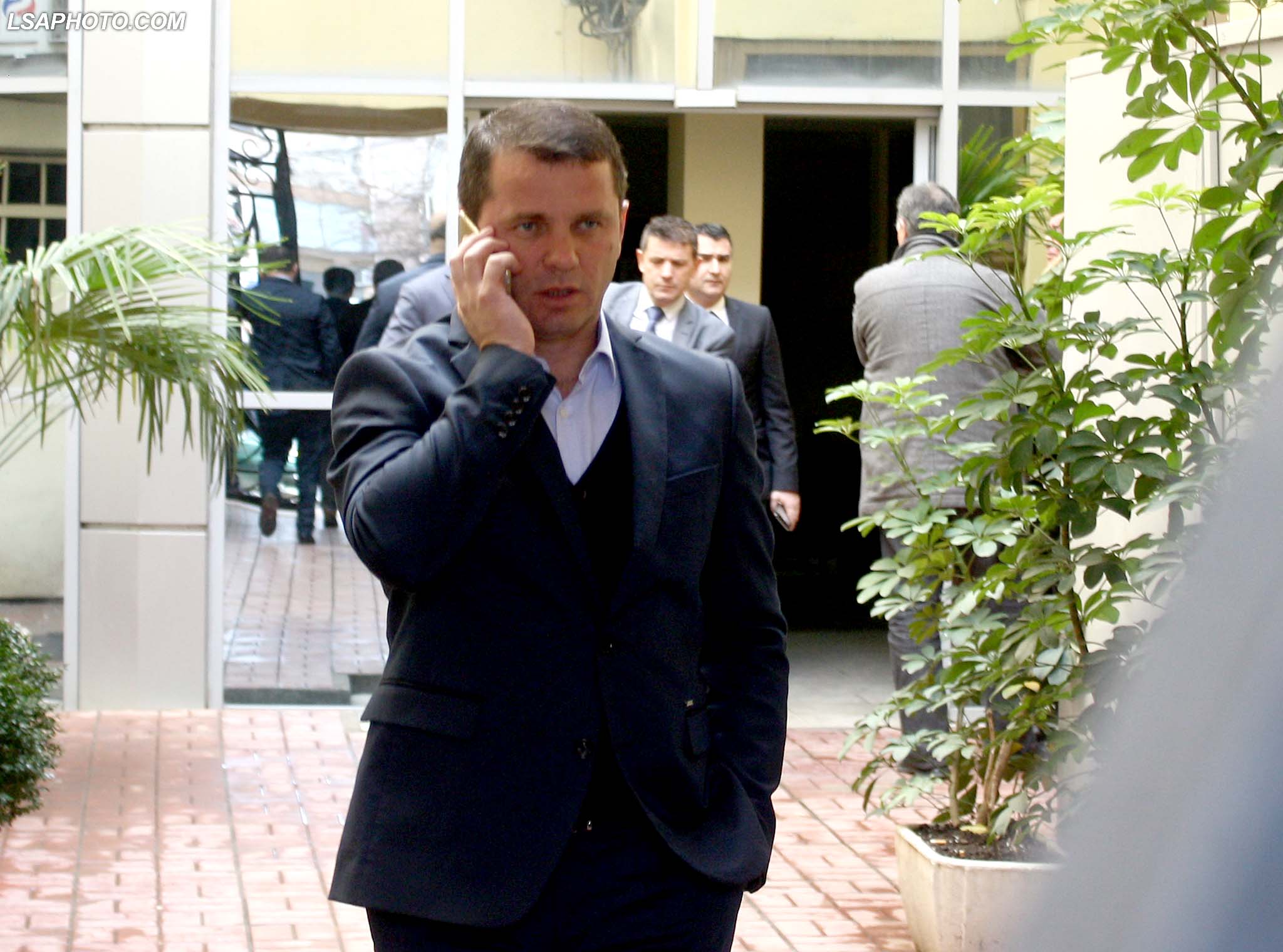 Deputeti i PS, Armando Prenga, duke dale nga nje seance gjyqesore ne Gjykaten e Larte, ku eshte rrezuar kerkesa e deputeteve Pjerin Ndreu dhe Arben Ndoka, qe te mos merret si prove video e xhiruar nga kamerat e sigurise se Parlamentit, ne lidhje me dhunen e ushtruar ndaj deputetit Gent Strazimiri ne parlament./r/n/r/nLawmaker, Armando Prenga, during a hearing in the High Court, where Pjerin Ndreu and Arben Ndoka put under accusation for stroke because of duty, in relation to violence against MP Gent Strazimiri in parliament.