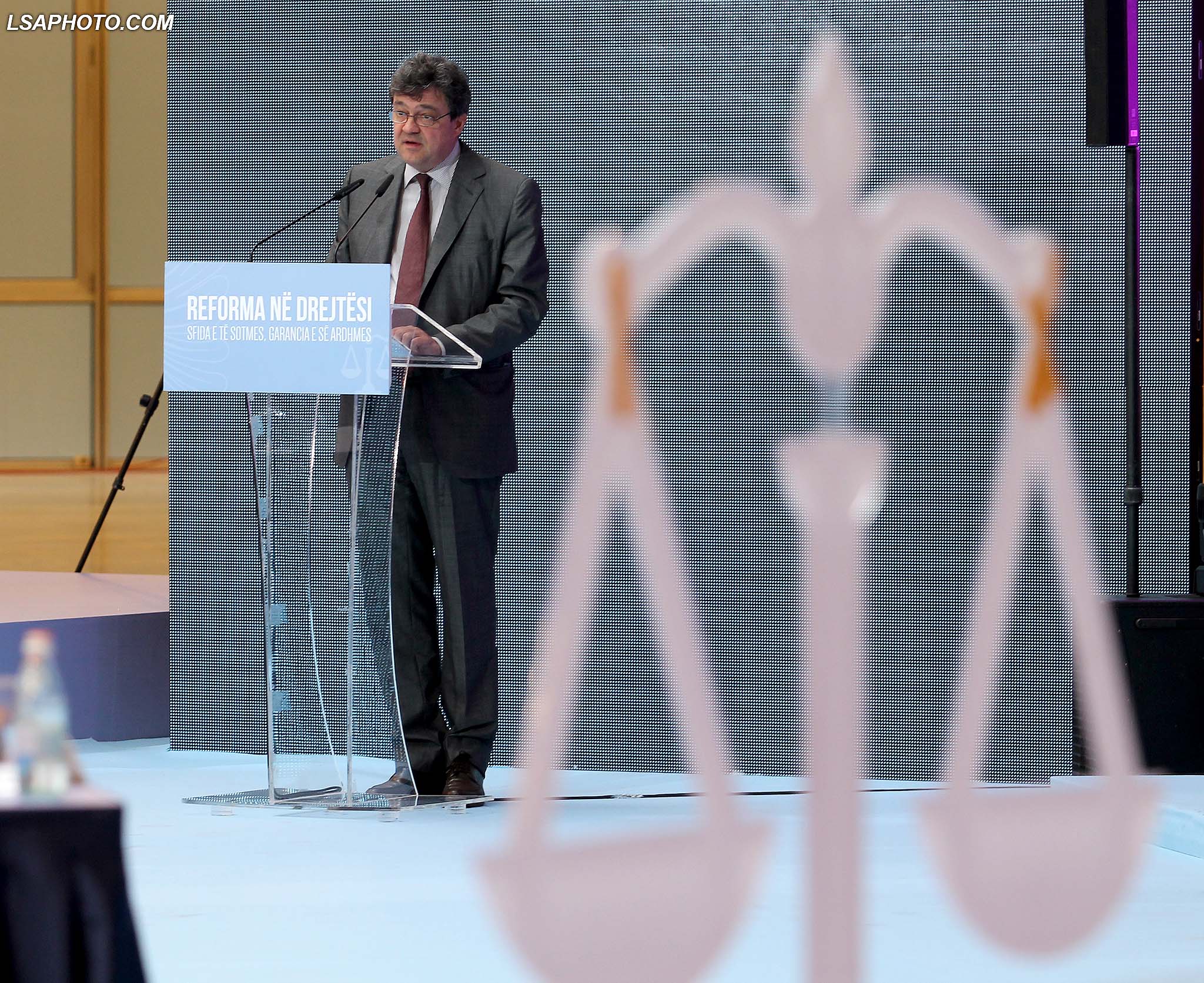 Ambasadori i OSBE ne Shqiperi Florian Raunig, duke folur gjate Analizes Vjetore te Drejtesise ne Shqiperi 2015, me teme "Reforma ne Drejtesi, Sfida e te Sotmes, Garancia e se Ardhmes", ne Pallatin e Kongreseve. /r/n/r/nOSCE Ambassador to Albania Florian Raunig speaks during the annual analysis of Reform in Justice in Albania in 2015, at Congresses Palace.