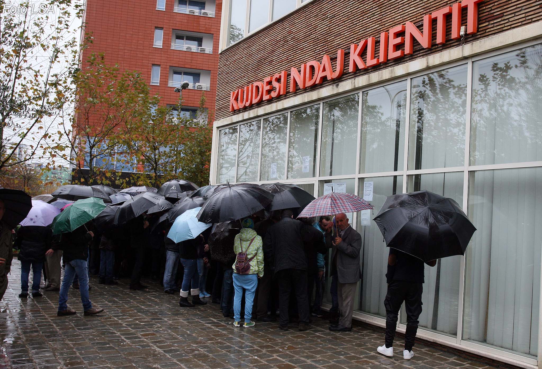 Banore te Tiranes, duke pritur ne rradhe, per te paguar energjine dhe per te perfituar uljen e nje pjese te madhe te kamatvoneses, ne nje nga zyrat e kujdesit per klientin te OSHEE ne kryeqytet./r/n/r/nTirana's residents, waiting in line, to pay the energy bills, in one of the offices of OSHEE customer care in the capital.