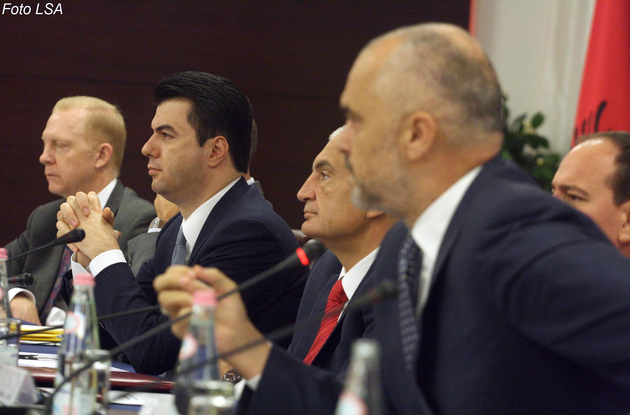 Kryetari i PD Lulzim Basha, Kryetari i Kuvendit Ilir Meta, Presidenti Bujar Nishani dhe Kryeministri Edi Rama, gjate nje konference me teme, "Reformimi i Sistemit Gjyqesor ne Shqiperi", organizuar ne hotel Tirana./r/n/r/nLeader of the Democratic Party Lulzim Basha, Parliament Speaker Ilir Meta, Albanian President Bujar Nishani and Prime Minister Edi Rama, at the “Reforming the Judicial system in Albania” Conference.