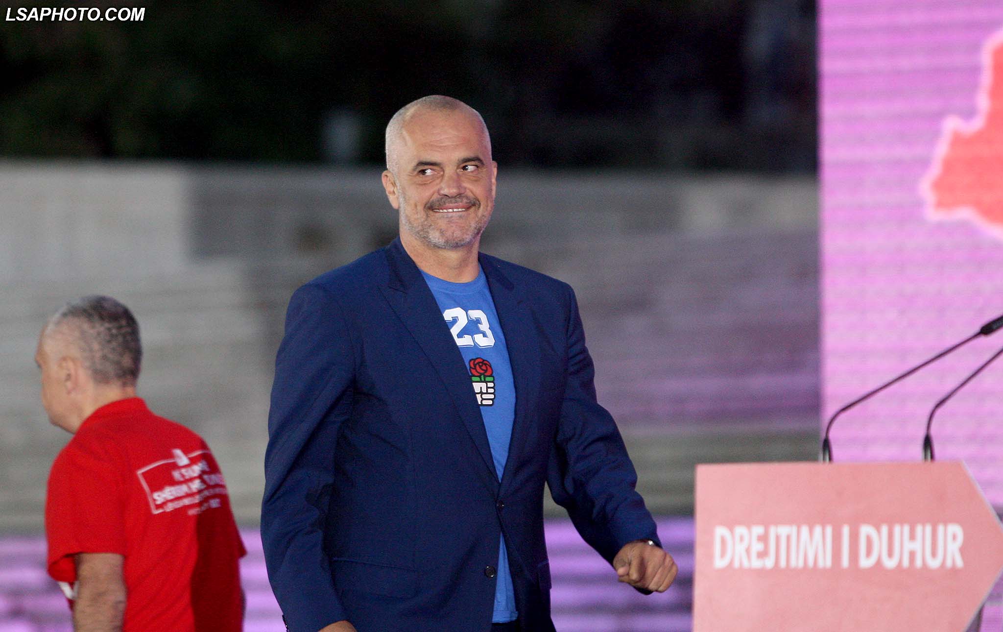 Kryeministri Edi Rama dhe Kryetari i Kuvendit Ilir Meta, gjate mitingut permbylles te fushates se Aleances per Shqiperine Europiane, ASHE, ne sheshin “Nene Tereza”, per zgjedhjet lokale te 21 qershorit.	/r/n/r/nPrime Minister Edi Rama and Parliament Speaker Ilir Meta, during the closing campaign of Aliance for the European Albania, AEA, in the square "Mother Teresa", for local elections on 21 June.