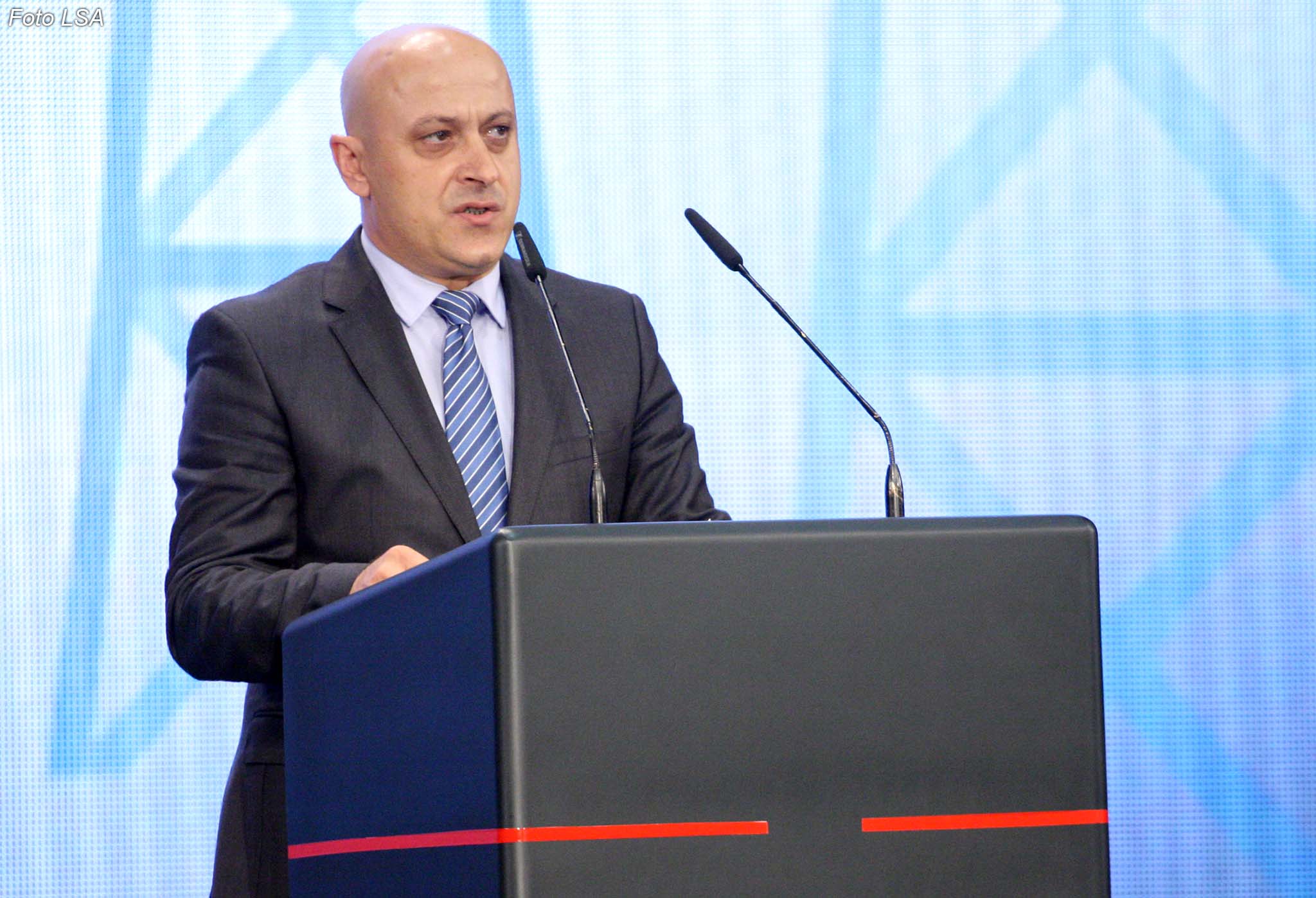 Drejtori i Pergjithshem i CEZ Shperndarje, Arben Seferi, gjate nje aktiviteti me teme “Takim kombetar. Mbrojtja e energjise dhe lufta ndaj krimit urban dhe mjedisor, sfida te pergjegjesise publike”, ne Pallatin e Kongreseve./r/n/r/nDirector of CEZ Distribution, Arben Seferi, during an event for protection of energy and the fight against urban crime and environmental challenges of public accountability.