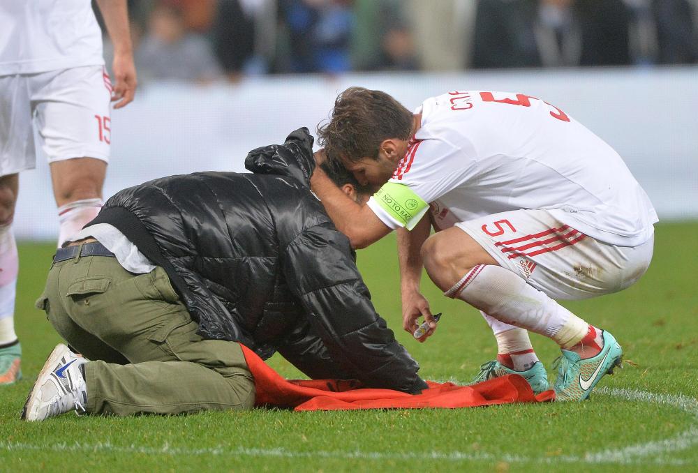An unidentified Albanian invader during the friendly soccer match Italy vs Albania at the Luigi Ferraris stadium in Genoa, Italy, 18 November 2014.
ANSA/LUCA ZENNARO