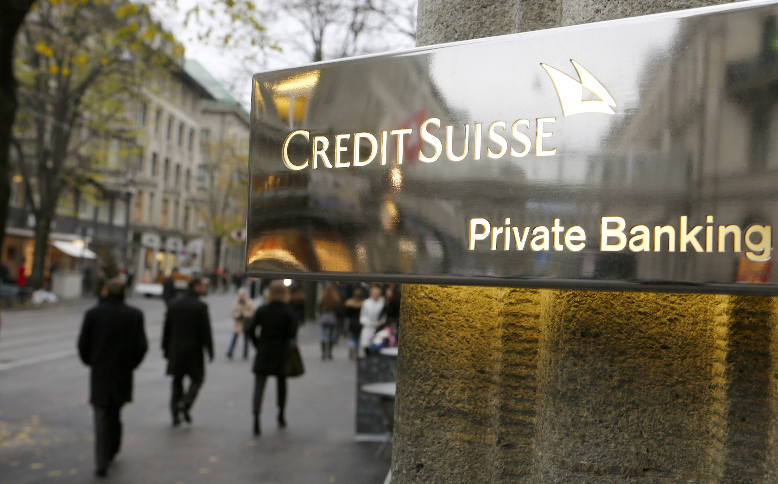 The logo of Swiss bank Credit Suisse is seen in front of a branch office in Zurich November 21, 2013. Credit Suisse has set out plans to separate its domestic operations from its more risky investment banking business, as part of post credit-crunch efforts to insulate Swiss taxpayers from costly bank bailouts. REUTERS/Arnd Wiegmann (SWITZERLAND - Tags: BUSINESS LOGO) - RTX15N9I