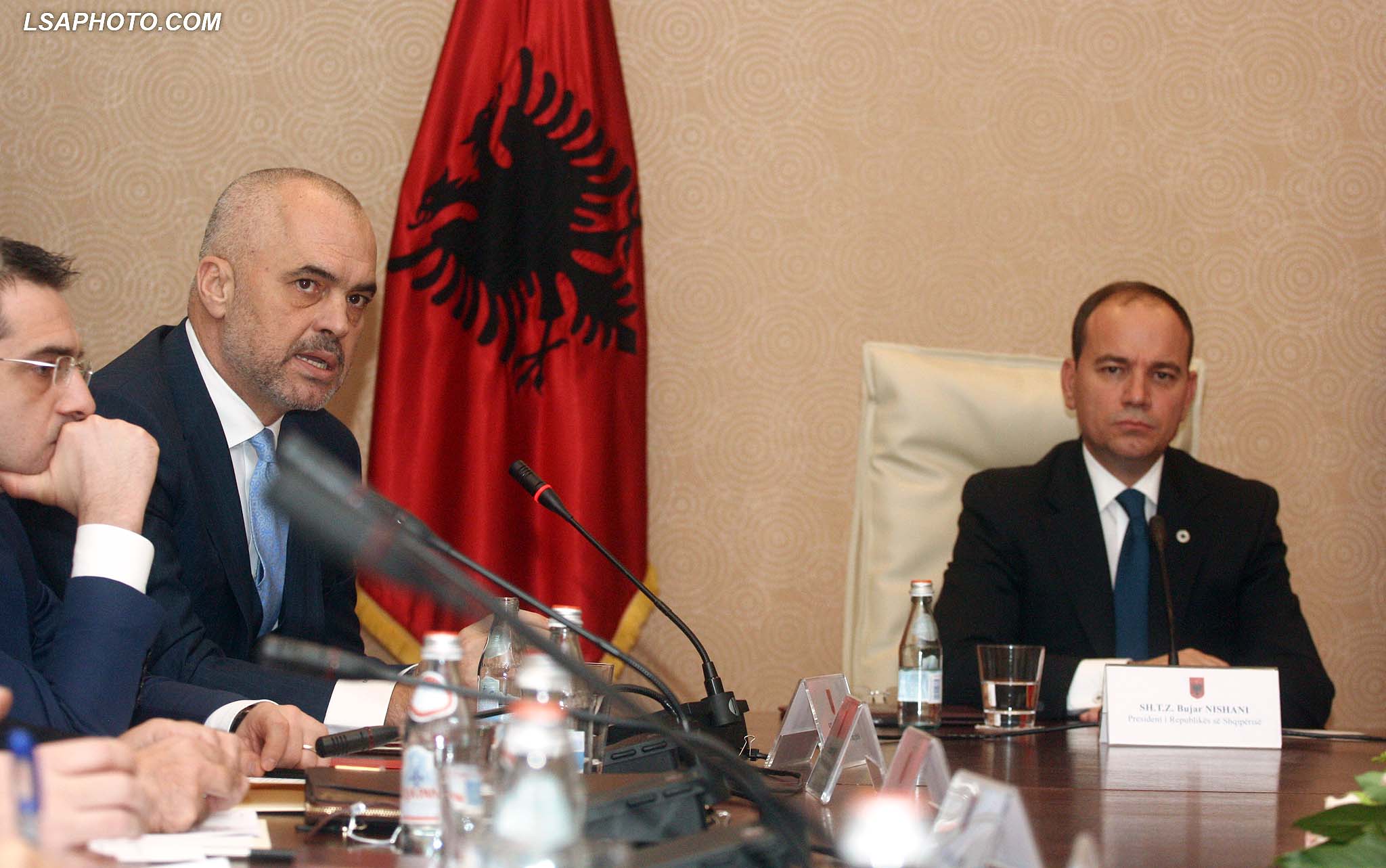 Presidenti Bujar Nishani dhe Kryeministri Edi Rama, gjate nje tryeze te Sigurise Kombetare, ku eshte diskutuar lufta kunder terrorizmit./r/n/r/nAlbanian President Bujar Nishani and Prime Minister, Edi Rama, during a table of national security, in which they discussed the fight against terrorism.