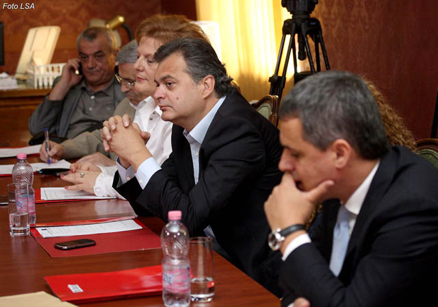Deputeti i PS, Ben Blushi, duke prezantuar gjate nje mbledhje te Komisionit te Jashtem Parlamentar, ne nje seance degjimore me kandidatet per ambasadore ne Bullgari dhe Republiken Ceke, perkatesisht Dhimiter Kureta dhe Riza Poda.
