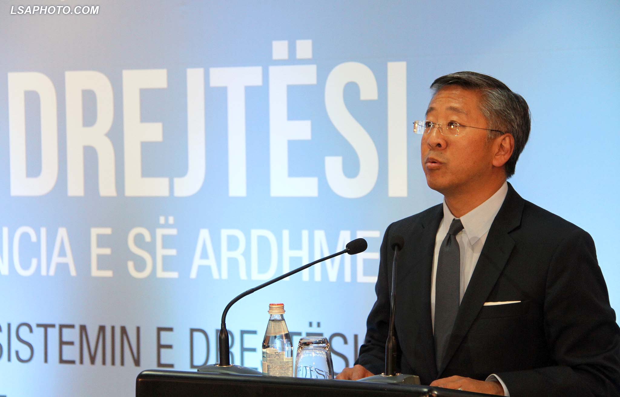 Ambasadori Amerikan ne Tirane, Donald Lu, duke folur gjate nje konference per Reformen ne Drejtesi me teme "Sfida e se Sotmes, Garanci e se Ardhmes, Ndryshimet Kushtetuese ne Sistemin e Drejtesise"./r/n/r/nUS Ambassador in Tirana, Donald Lu, during a conference on judicial reform on the "challenges of the present, guarantee the future Constitutional changes in the justice system."