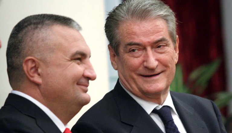Kryeministri Sali Berisha dhe zevendesi i tij Ilir Meta, gjate ceremonise se betimit te qeverise se re, ne Presidence.