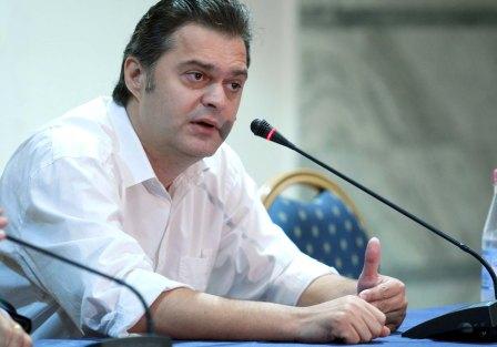 Deputeti i PS Ben Blushi, duke folur per mediat ne hotel Tirana International, ku e cilesoi te panevojshm bojkotin e PS, per te mos u futur ne parlament.