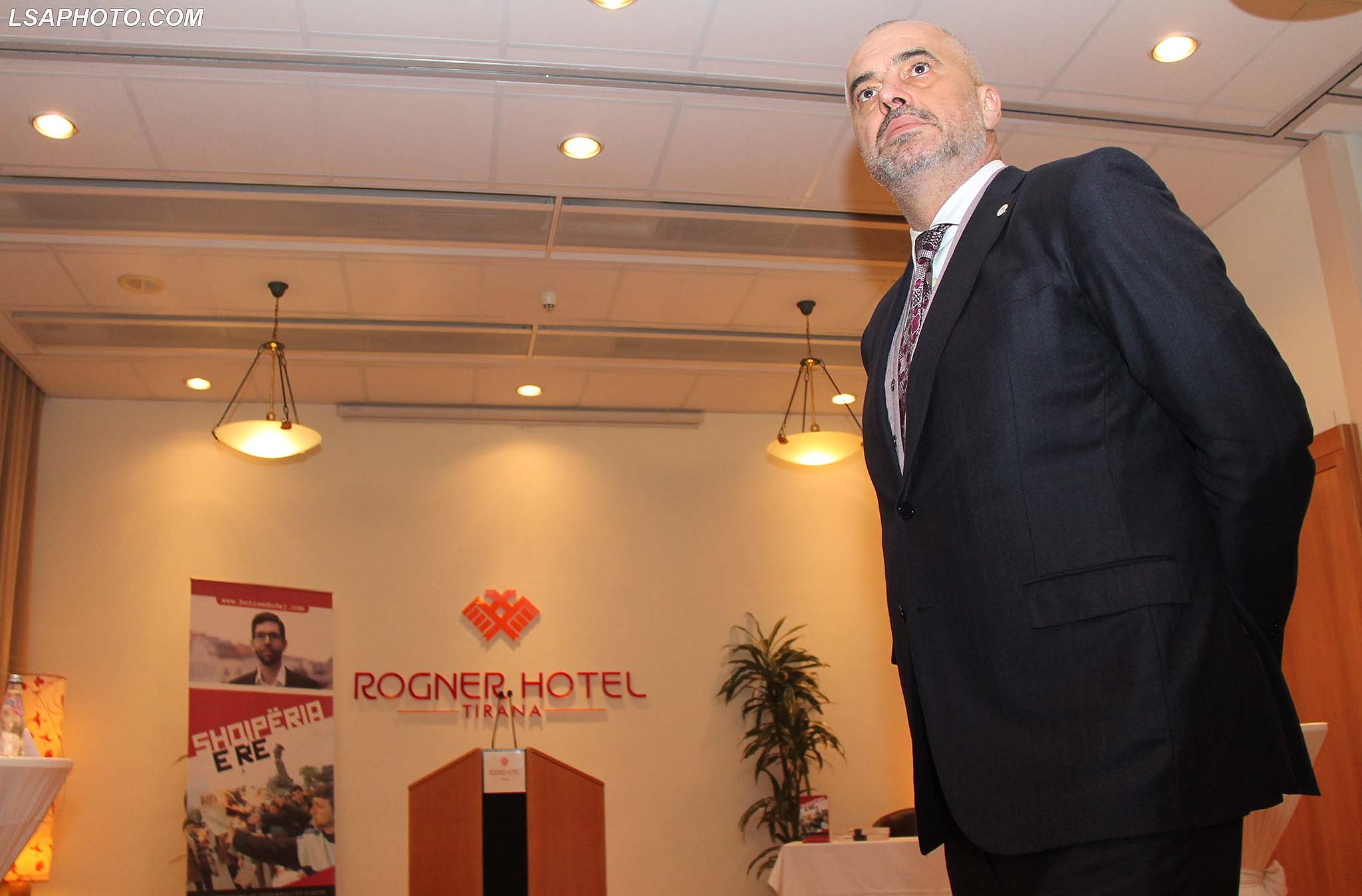 Kryeministri Edi Rama, gjate ceremonise se promovimi te librit me titull “Shqiperia e Re”, e autorit Fred Abrahams, ne hotel Rogner./r/n/r/nPrime Minister Edi Rama, during the promotion ceremony of the book entitled "New Albania", of the author Fred Abrahams.