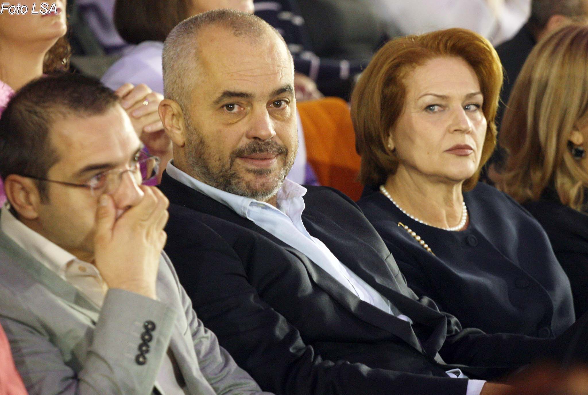 Kryetari i PS Edi Rama, deputetet Sajmir Tahiri dhe Arta Dade, gjate Kongresit te Forumit te Gruas te Partise Socialiste, ne Pallatin e Kongreseve.