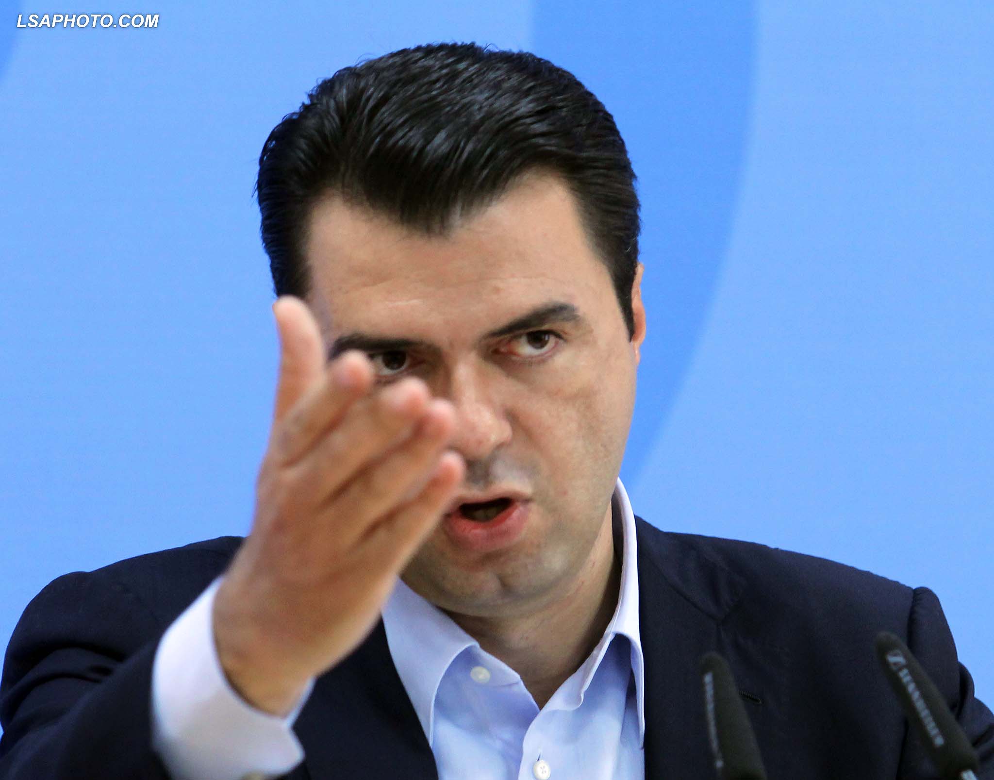 BASHA AKUZA QEVERISE - Kryetari i PD, Lulzim Basha, duke folur gjate nje konference te shtypi, ku ka akuzuar qeverine se po perdor policine ne fushate, per zgjedhjet lokale te 21 qershorit. /r/n/r/nBASHA IN CONFERENCE - Leader of the Democratic Party Lulzim Basha, speaks during a press conference, which he has accused the government of using the police to campaign for the local elections on 21 June.