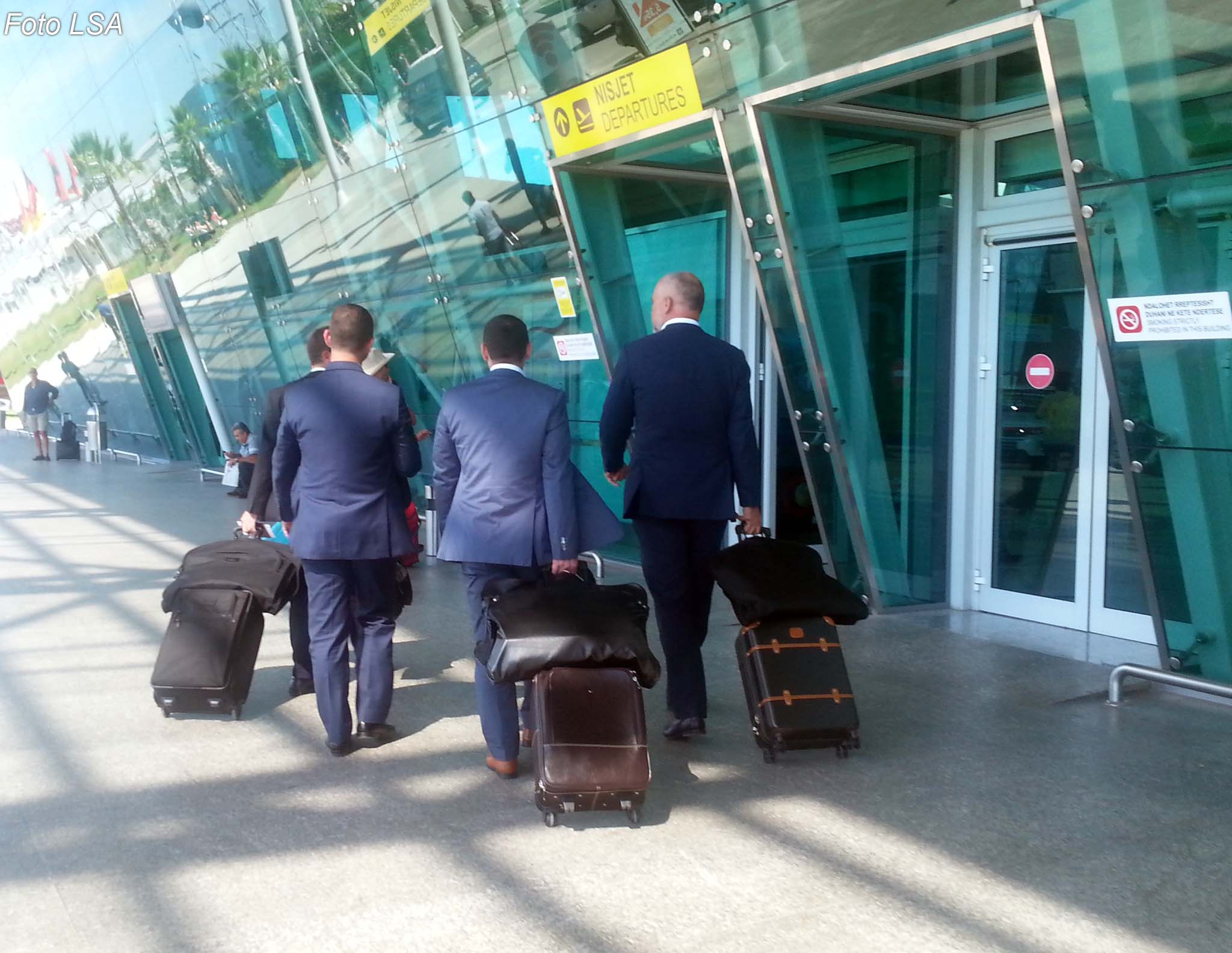 RAMA NISET NE KONFERENCEN E BERLINIT - Kryeministri Edi Rama, Ministri i Jashtem Ditmir Bushati dhe Ministri i Zhvillimit Ekonomik, Tregtise dhe Sipermarrjes, Arben Ahmetaj, duke u nisur ne aeroportin e Rinasit, per ne konferencen e Berlinit./r/n/r/nRAMA IN BERLIN CONFERENCE - Edi Rama, Ditmir Bushati and Arben Ahmetaj, traveling at the airport nene Teresa, at the Berlin conference.