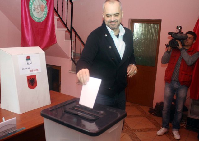 PS VOTON DELEGATET E KONGRESIT - Kryetari i PS Edi Rama, duke votuar gjate zgjedhjeve per delegatet e PS te Kongresit te 5 Nentorit.