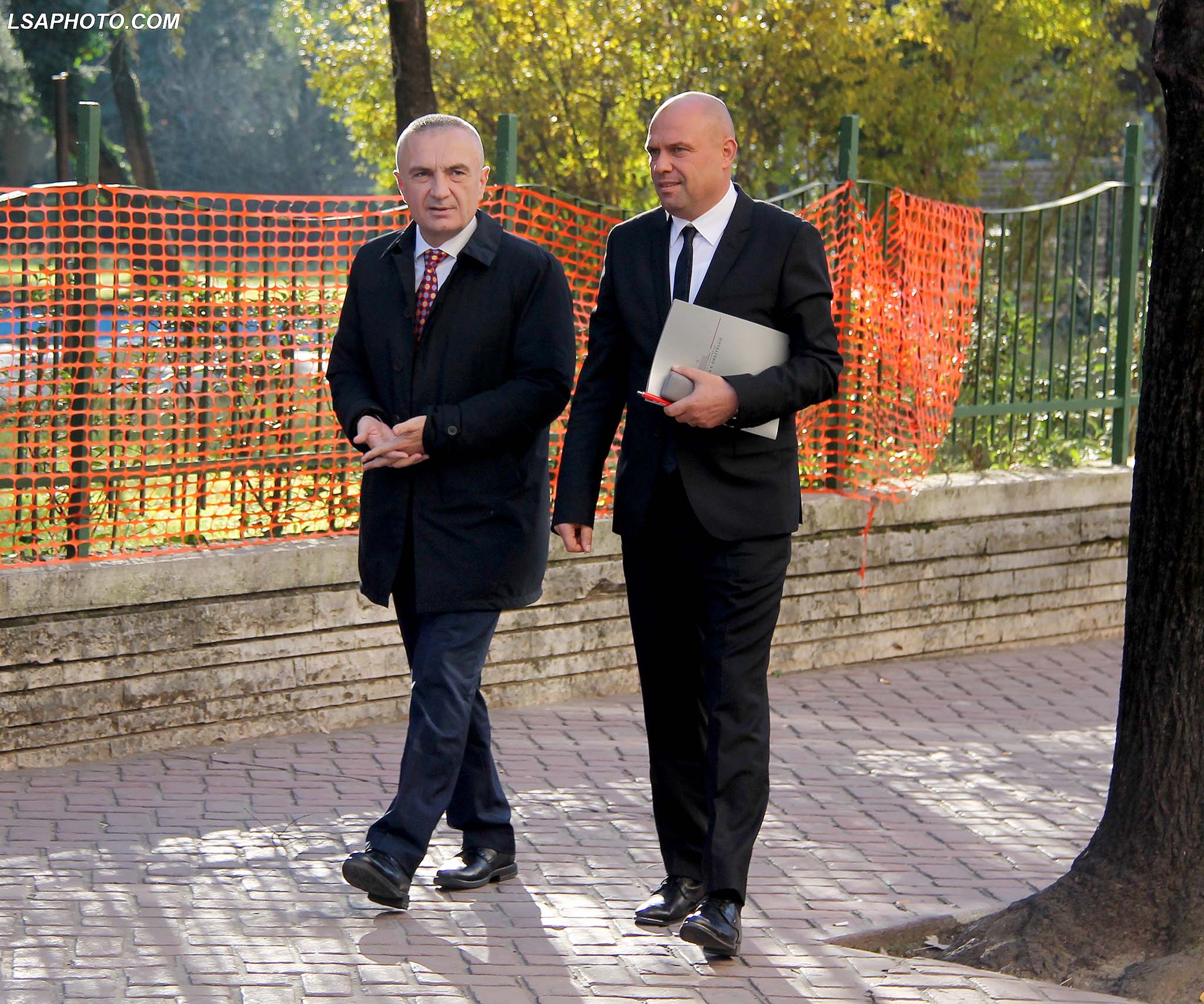 Kryetari i Kuvendit Ilir Meta dhe Ministri i Drejtesise, Ylli Manjani, duke dale nga rezidenca qeveritare, pas nje takimi me Kryeministrin Edi Rama dhe Aleatet, nje dite pas miratimit ne Parlament te projektligjit per dekriminalizimin.	/r/n/r/nParliament Speaker Ilir Meta and Minister of Justice, Ylli Manjani, after a meeting with Prime Minister Edi Rama and allies.