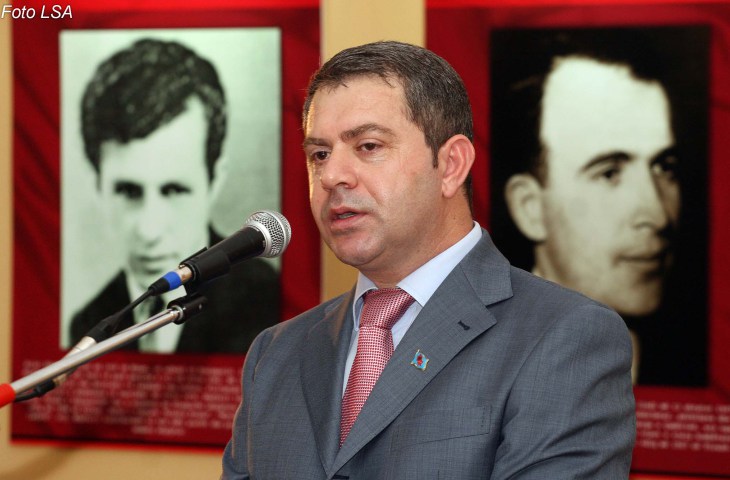 Kryetari i PDIU Shpetim Idrizi, gjate ceremonise se celjes se ekspozites fotografike Kultura dhe Historia e Camerise, ne Muzeun Historik Kombetar.