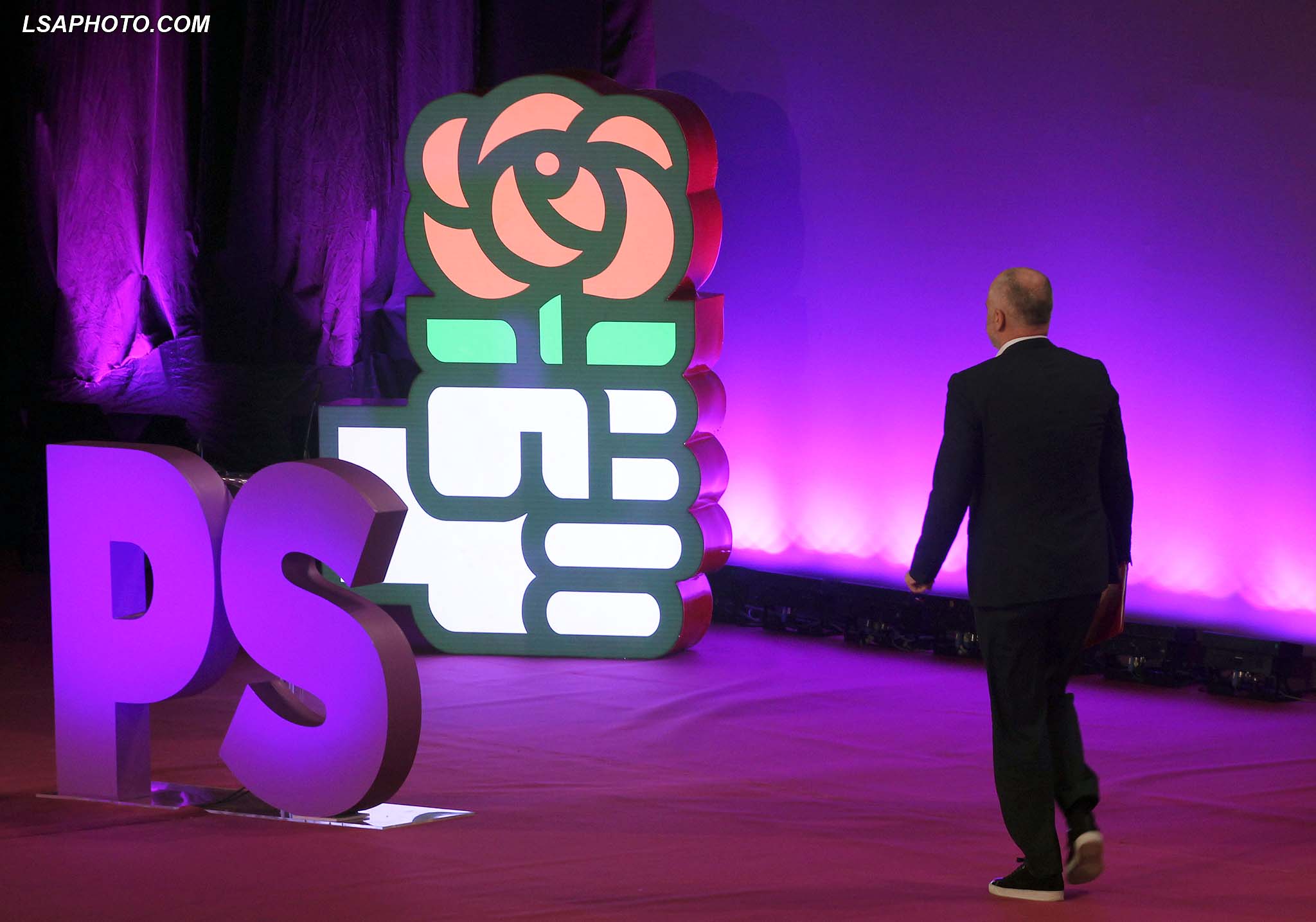 PUNIMET E KONGRESIT TE PS - Kryeministri Edi Rama, gjate punimeve te Kongresit te Partise Socialiste, PS ne Pallatin e Kongreseve, ku rreth 1500 delegate do te zgjedhin 175 anetaret e rinj te Asamblese Kombetare.	/r/n/r/nCONGRESS OF SOCIALIST PARTY - Prime Minister Edi Rama, during the Congress of Socialist Party, PS, at the Congress Palace.