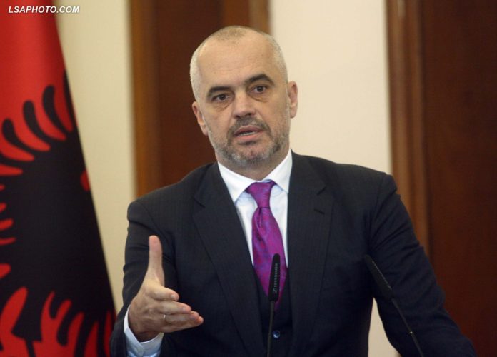 Kryeministri Edi Rama, gjate nje konference te perbashket shtypi, me homologun e tij italian Matteo Renzi, i cili ndodhet per nje vizite zyrtare ne Tiranes./r/n/r/nPrime Minister Edi Rama, during a press conference with Italian counterpart Matteo Renzi, who is on an official visit in Tirana.