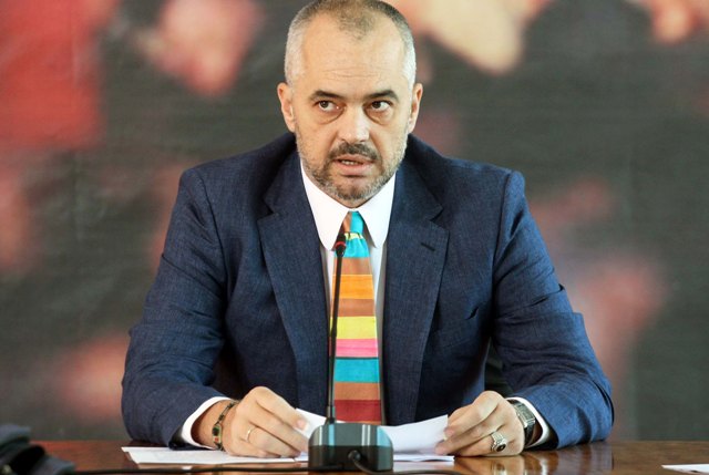 Kryetari i PS Edi Rama, duke folur gjate nje mbledhje te grupit parlamentar te PS, ku ka paraqitur para para deputeteve, axhenden qe opozita do te kete kete jave ne Kuvend, nisur qe me depozitimin e nismes per rregulloren.