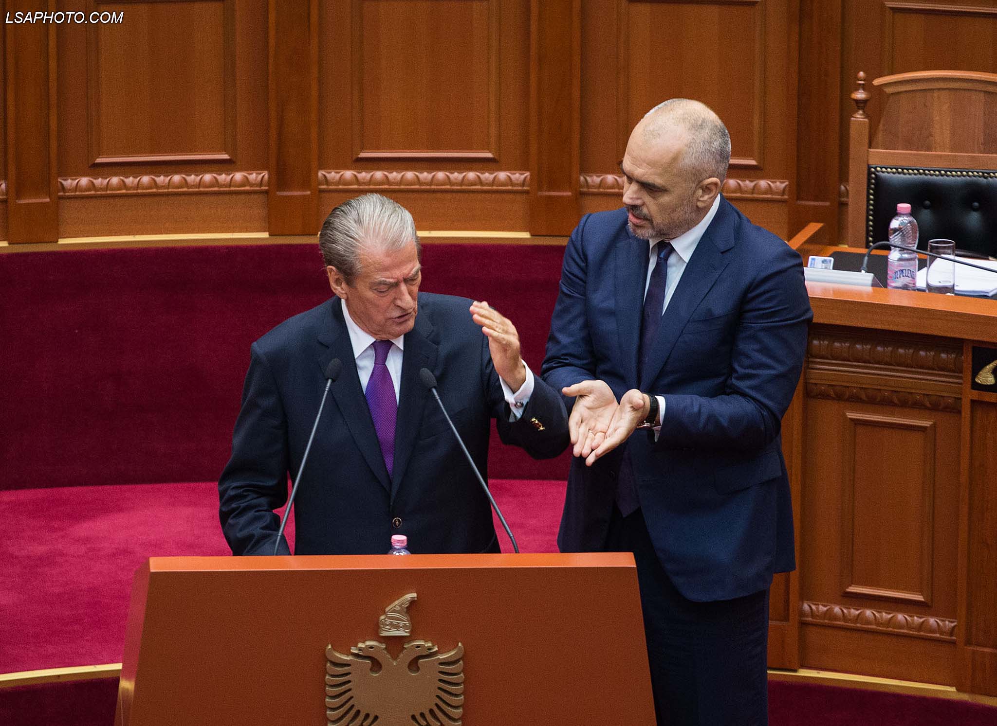 Ish kryeministri Sali Berisha dhe kryeministri Edi Rama, gjate nje seance parlamentare, ku eshte debatuar ne lidhje me ceshtjen e CEZ. /r/n/r/nFormer Prime Minister Sali Berisha and Prime Minister Edi Rama, during a parliamentary session.