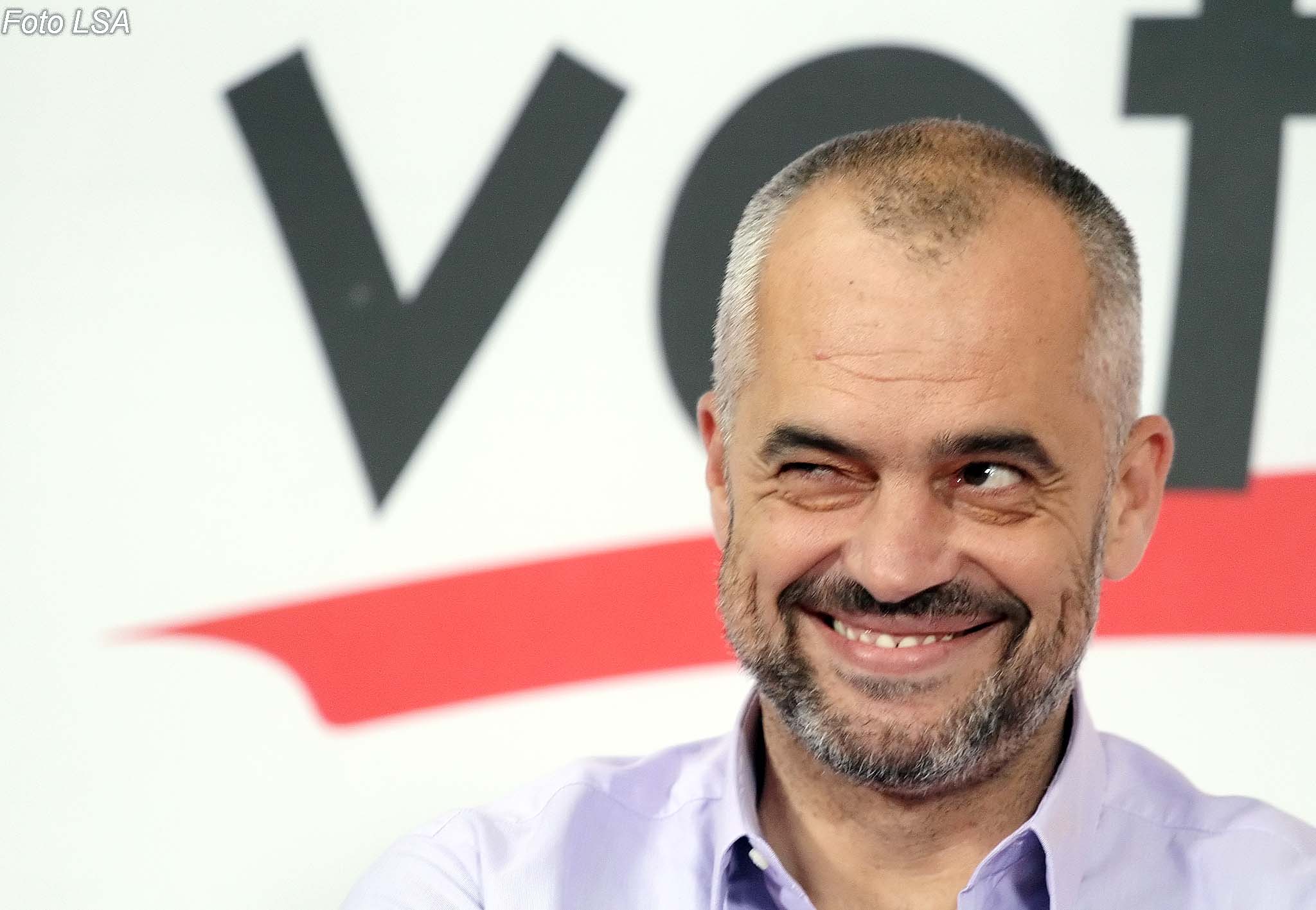 Kryetari i PS Edi Rama, duke folur gjate nje konference shtypi, tre dite pas perfundimit te procesit te votimit per zgjedhjet lokale, ku ka prezantuar fituesen per kreun e bashkise se Konispolit Mimoza Arapi.