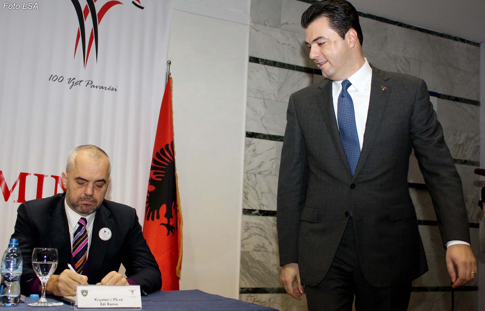 Kryetari i Bashkise se Tiranes Lulzim Basha dhe Kryetari i PS Edi Rama, gjate konferences shkencore Roli i Kosoves ne krijimin e shtetit shqiptar, e organizuar nga ambasada e Kosoves ne Tirane, ne kuader te festimeve per 100 vjetorin e pavaresise se Shqiperise.