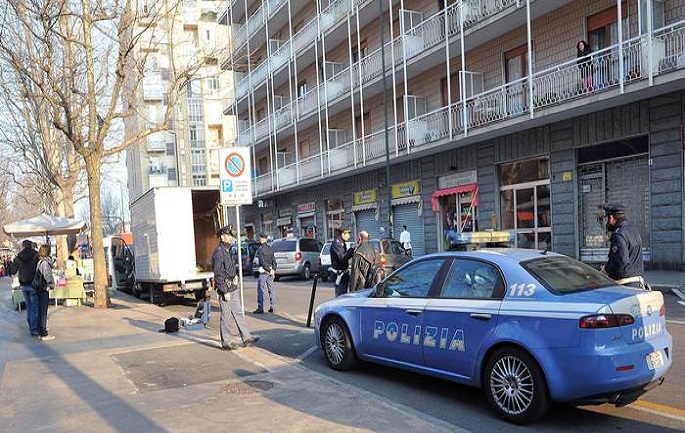 La Polizia sul luogo dell'omicidio di un albanese in Via Cesare Pavese, Torino, 13 marzo 2015. ANSA/ ALESSANDRO DI MARCO