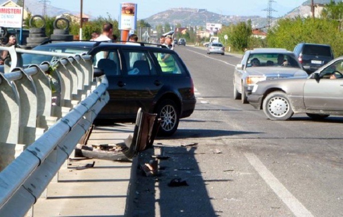 Nje makine e tipit volkswagen, e cila eshte perplasur me bordurat e nje ure ne nje aksidenti ne afersi te fshatit Zemjen, ne superstraden Lezhe Lac.