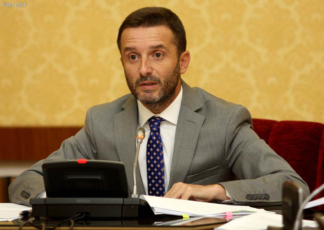 Kryetari i Komisionit Parlamentar te Ekonomise, Erion Brace, duke folur gjate nje mbledhje te ketij komisoini, ku Elivar Golemi, ne cilesine e Inspektorit te Pergjithshëm ne Banken e Shqiperise, ka refuzuar te marre pjese ne seance degjimore ne lidhje me skandalin e vjedhjes se 713 milione lekeve nga Thesari i Shtetit./r/n/r/nErion Brace, speaking during a Parliamentary economy and finance committe.