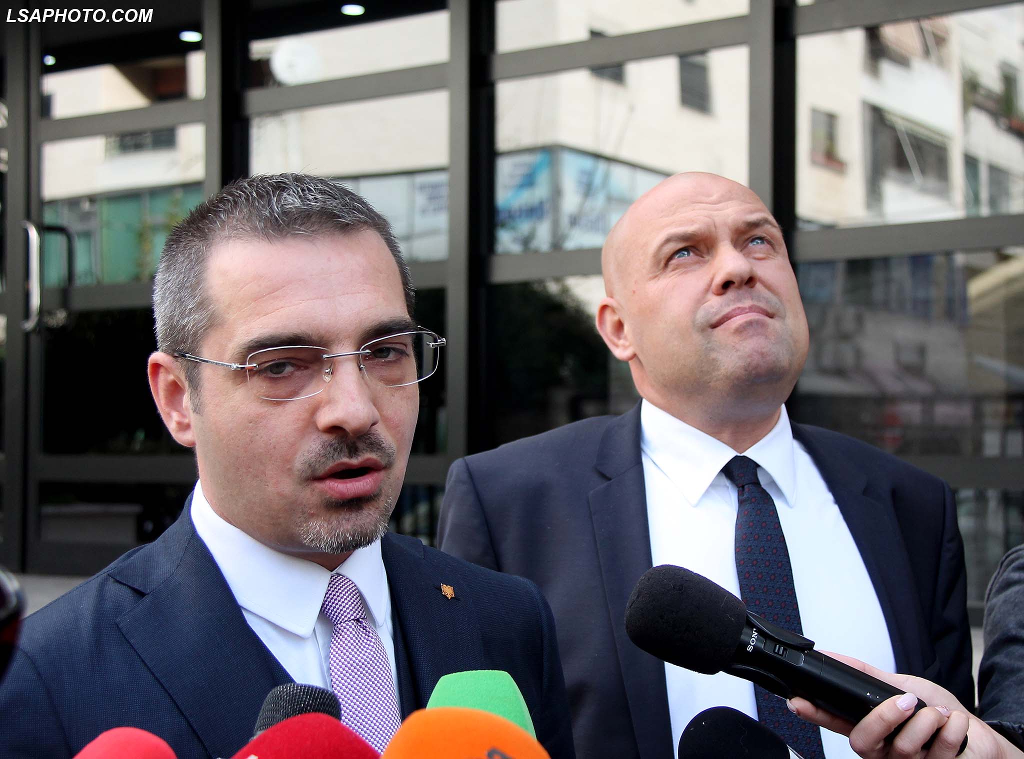 Ministri i Brendshem Saimir Tahiri dhe Ministri i Drejtesise, Ylli Manjani, duke folur per gazetaret pas nje takimi me Prokurorin e Pergjithshem Adriatik Llalla, ku kane diskutuar ne lidhje me forcimin e rolit te Policise Gjyqesore./r/n/r/nMinister of Interior Saimir Tahiri and Minister of Justice, Ylli Manjani, after a meeting with Chief Prosecutor, Adriatik Llalla, where they discussed about strengthening the role of the Judicial Police.