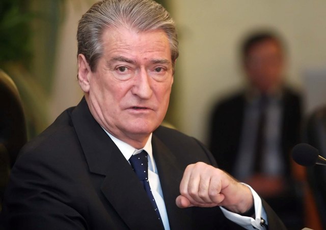MBLEDHJE QEVERIE - Kryeministri Sali Berisha, duke folur gjate nje mbledhje qeverie, ku ka kerkuar ndalimin e importit te cdo lloj artikulli qe nuk ka kod doganor, edhe ne rast se ai perfshihet ne listen e gjelber te lendeve te para qe lejohen te importohen per perpunim.