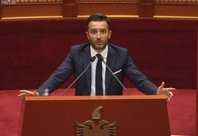 Deputeti i PS Erion Brace, duke folur gjate nje seance parlamentare, ku maxhoranca dhe opozita kane debatuar ne lidhje me situaten politike ne vend.