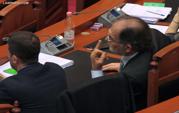 Deputeti i PS, Koco Kokedhima, gjate nje seance parlamentare, ku eshte votuar dergimi i mandatit te tij ne Gjykaten Kushtetuese./r/n/r/nLawmaker, Koco Kokedhima, during a parliamentary session.