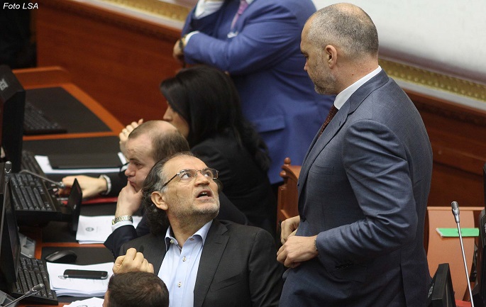 Kryeministri Edi Rama dhe deputeti i PS Koco Kokedhima, gjate nje seance parlamentare, ku opozita ka akuzuar maxhorancen ne lidhje me shkarkimin e kryeinspektores se ILDKP Zana Xhuka.