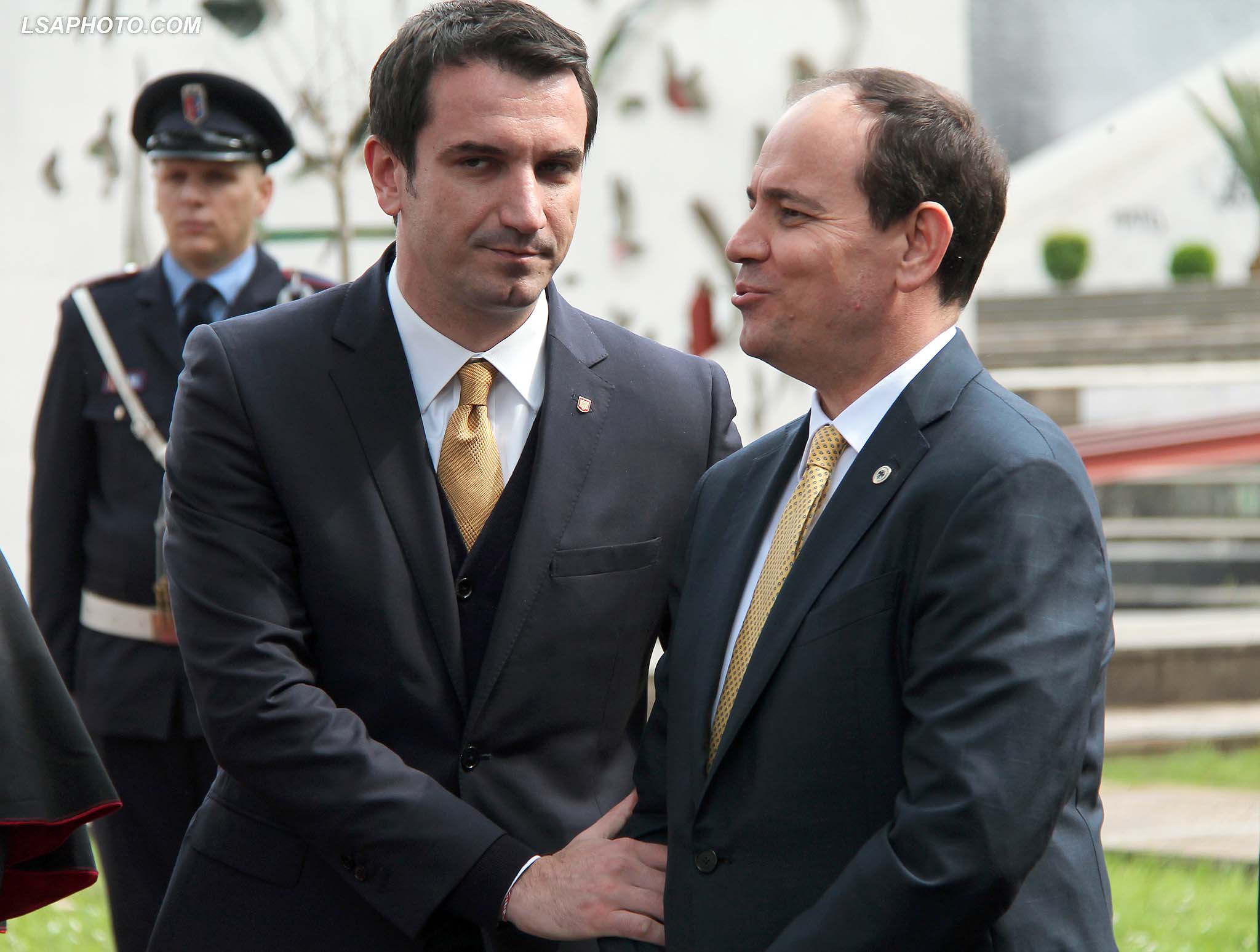 Kryetari i Bashkise se Tiranes, Erion Veliaj dhe Presidenti Bujar Nishani, gjate ceremonise se inagurimit te bustit te Papa Franceskut, realizuar nga skulptori Qazim Arifi, vendosur perpara Piramides./r/n/r/nTirana's Mayor, Erion Veliaj, during the inauguration ceremony of the bust of Pope Francis, performed by sculptor Qazim Arifi, at the Pyramid.