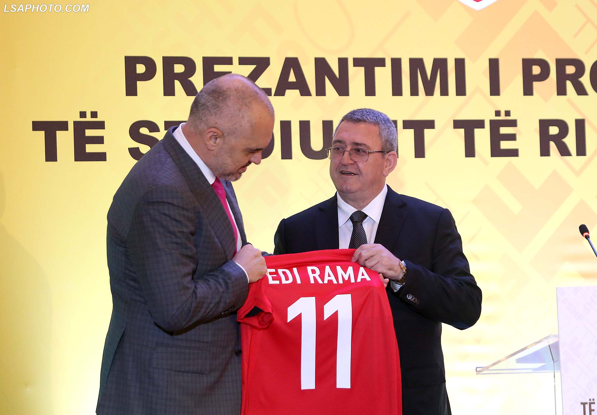 PREZANTIMI I PROJEKTIT TE STADIUMIT TE RI - /r/n/r/nPRESENTATION OF THE NEW STADIUM -