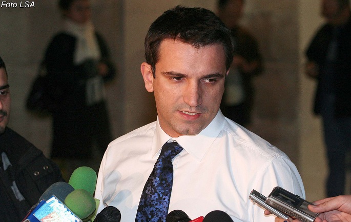 Kryetari i G99 Erion Veliaj, duke folur per mediat pas nje takimi me aleate ne hotel Tirana, ku kane vendosur se opozita nuk do te protestoje per kutite e votimit, deri ne perfundimin e situates emergjente te permbytjeve ne Shkoder.