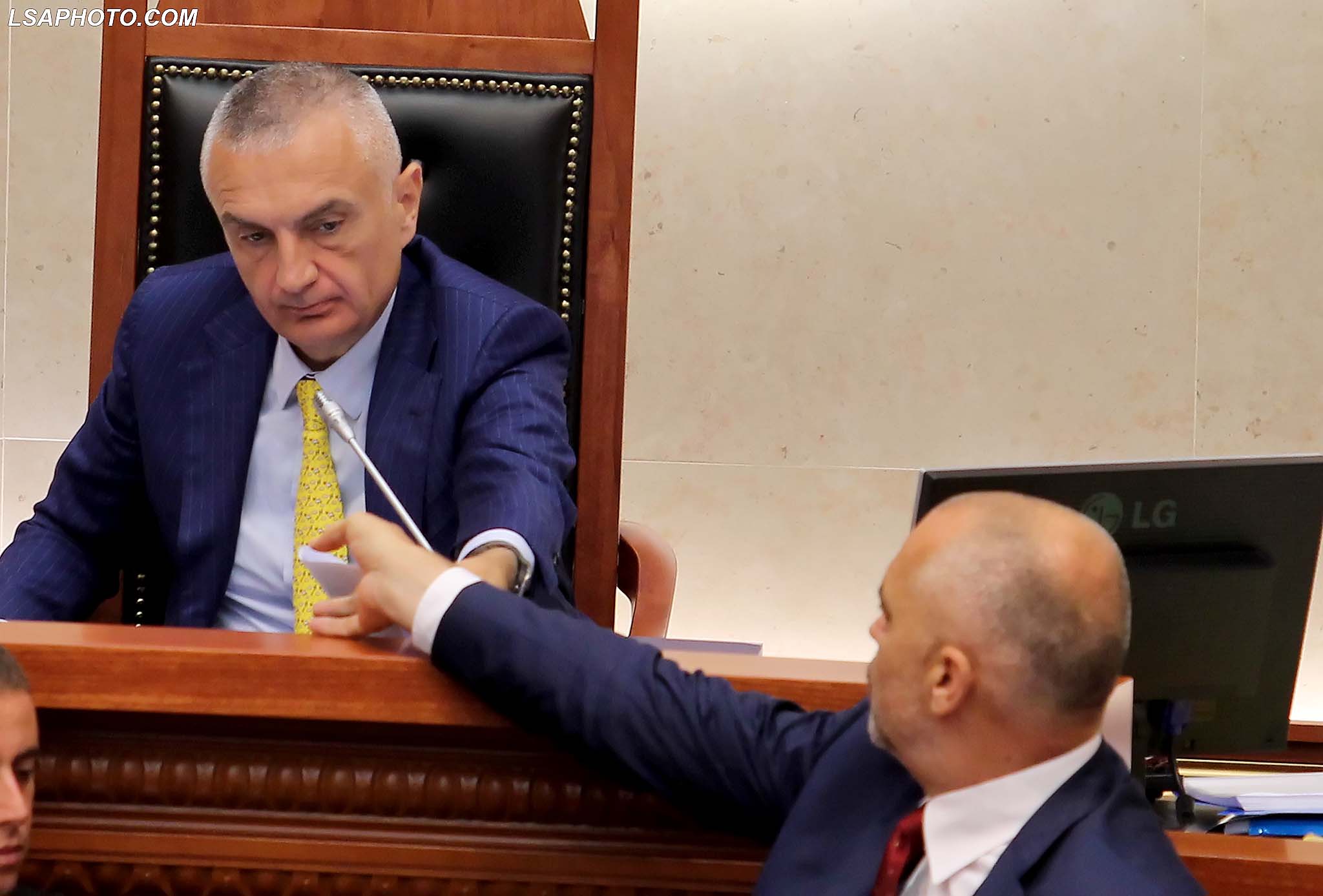 Kryeministri Edi Rama dhe Kryetari i Kuvendit Ilir Meta, gjate nje seance parlamentare, ku eshte debatuar ne lidhje me mbarvajtjen e zgjedhjeve lokale te 21 qershorit. /r/n/r/nPrime Minister Edi Rama and Parliament Speaker Ilir Meta, during a parliamentary session.