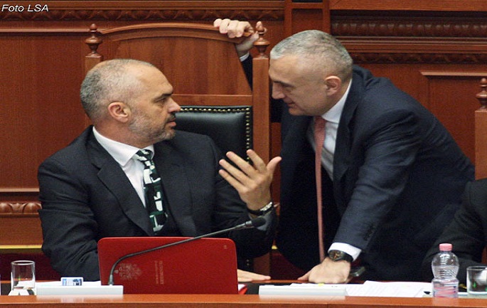 Kryetari i Kuvendit Ilir Meta dhe Kryeministri Edi Rama, gjate nje seance parlamentare, ku eshte miratuar projektligji Per regjistrimin, klasifikimin, menyren e perdorimit dhe kontrollin te mjeteve lundruese me motor me tonazh nen 20 NT.