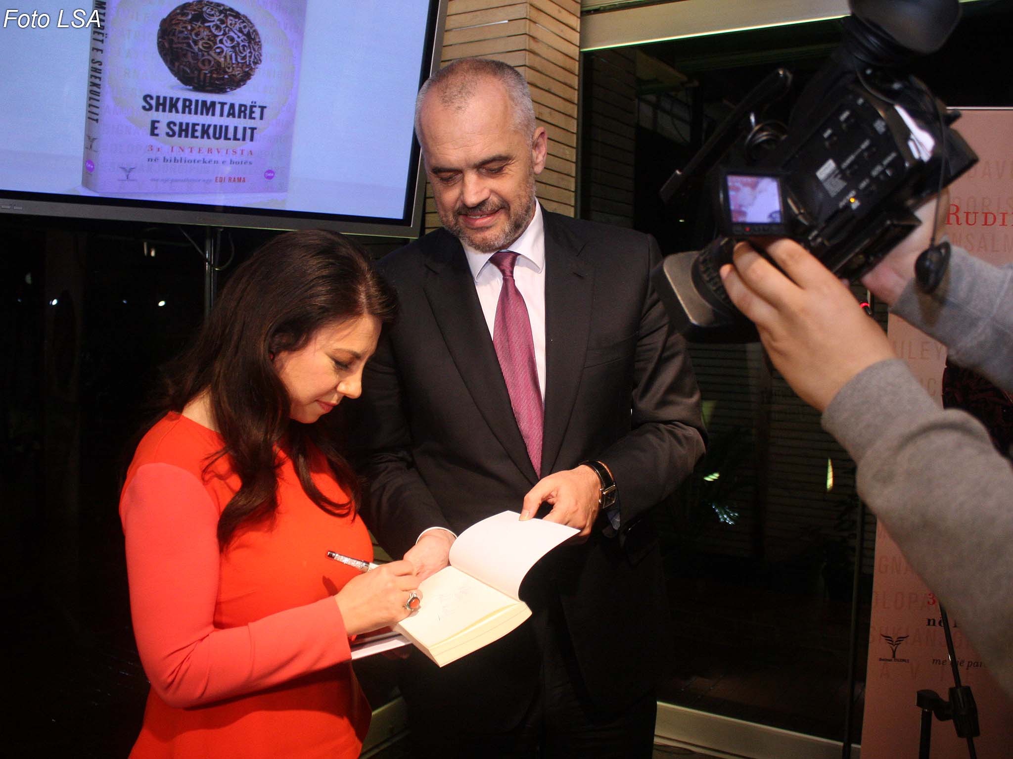 Kryeministri Edi Rama, gjate ceremonise se promovimit te librit te gazetares Rudina Xhunga me titull "Shkrimtaret e Shekullit", ne ambientet e bar "Il Gusto".