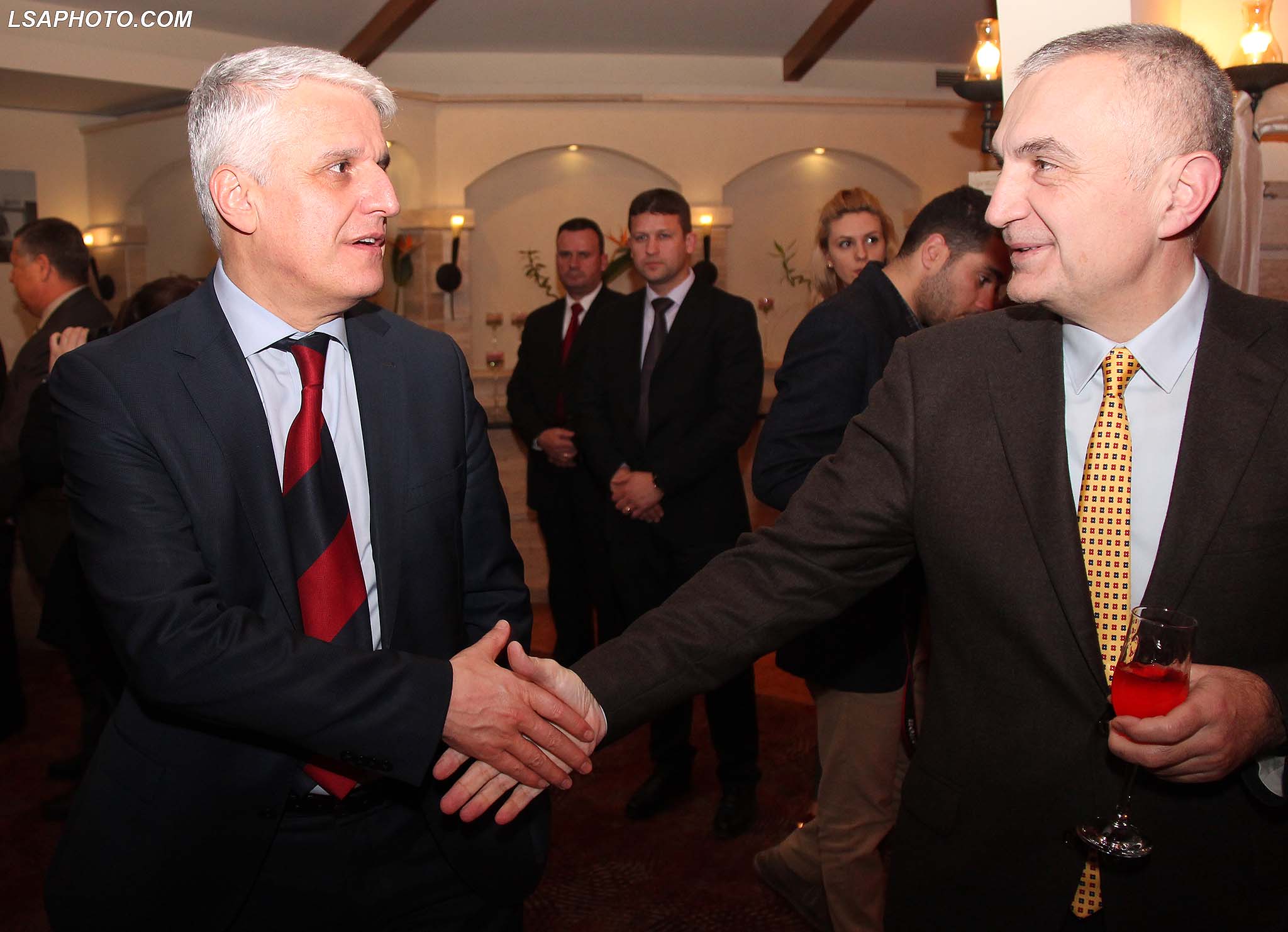 Kryetari i Kuvendit Ilir Meta dhe Pandeli Majko, gjate ceremonise se promovimit te librit te gazetares Eni Vasili, me titull “Une kam vrare”, organizuar ne hotel Rogner./r/n/r/nPandeli Majko and Parliament Speaker Ilir Meta, during the promotion ceremony of journalist Eni Vasili book, entitled "I have killed", at organized in hotel Rogner