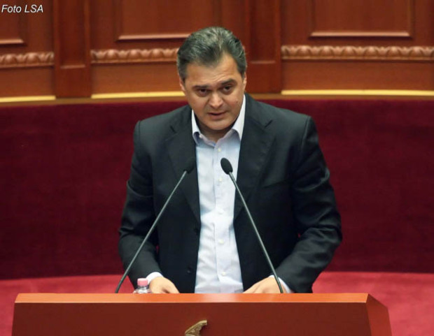 Deputeti i PS, Ben Blushi, duke folur gjate nje seance parlamentare, ku eshte miratuar pa pranine e opozites shtyrja e reformes territoriale deri ne 31 korrik.