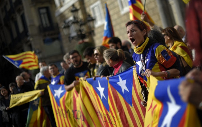 Demonstrators shout slogans as they hold pro-independence Catalan flags during a demonstration in front of the Catalan regional government headquarters demanding an agreement between secessionist parties in Barcelona on January 9, 2016. AFP PHOTO / LLUIS GENE / AFP / LLUIS GENE        (Photo credit should read LLUIS GENE/AFP/Getty Images)