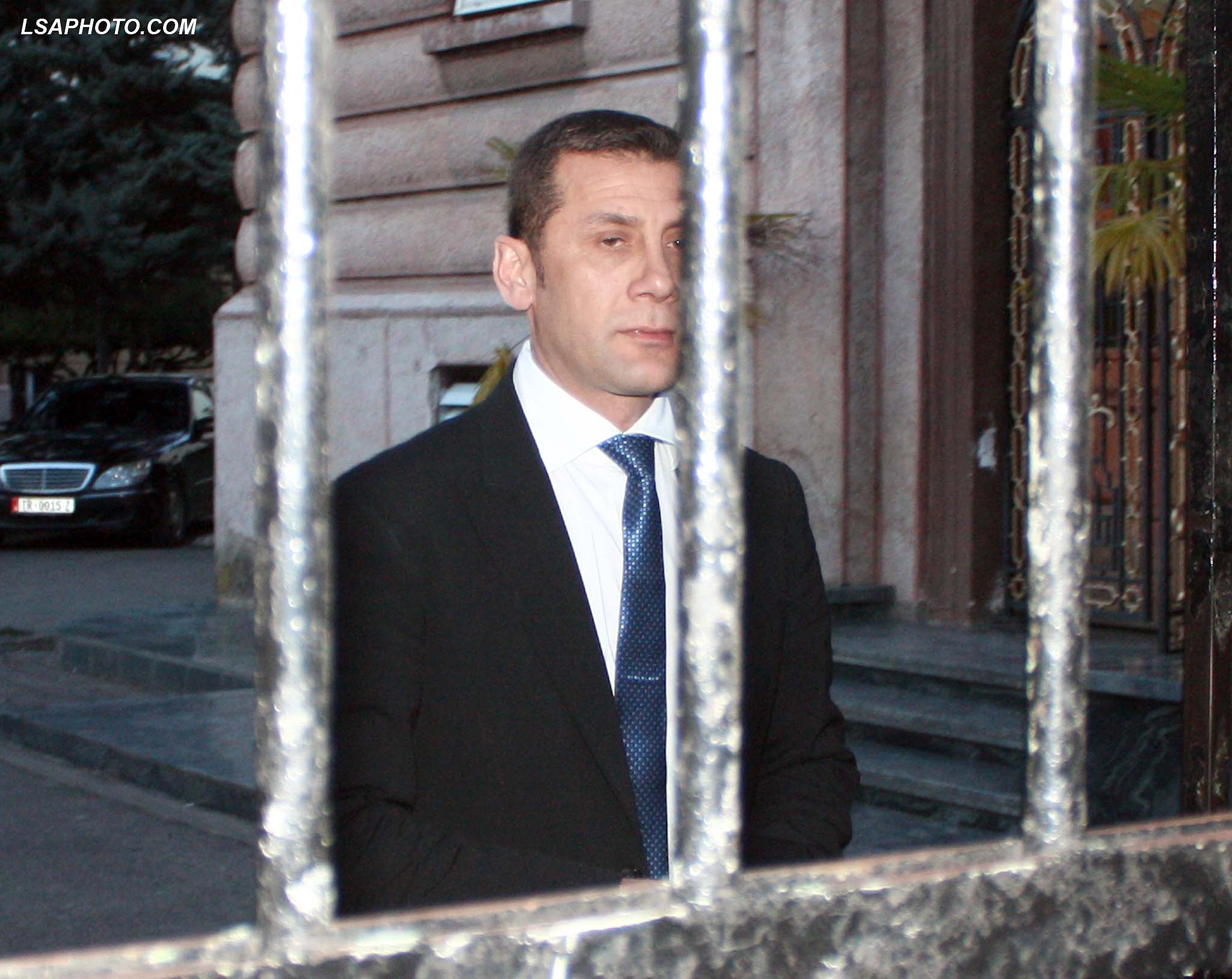 FRROKU NE KESHILLIN E MENDATEVE - Deputeti i PKD, Mark Frroku, pas nje mbledhje e Keshillit per Rregulloren, Mandatet dhe Imunitetin ne Kuvend, ku eshte diskutuar rreth kerkeses se Prokurorise se Pergjithshme per ti dhene autorizim per ndjekje penale ndaj dy deputeteve, Tom Doshi dhe Mark Frroku.		/r/n/r/nFRROKU IN COUNCIL OF MANDATES - Lawmaker Mark Frroku, during the meeting of the Council for the Regulation, Mandates and Immunity in the Parliament.