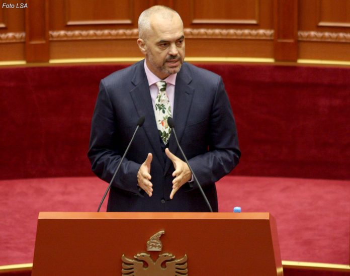Kryeministri Edi Rama, duke folur gjate nje seance parlamentare, e cila eshte zhvilluar pa pranine e deputeteve te opozites, te cilet kundershtojne aktin normativ te qeverise per shtyrjen me 6 muaj te zbatimit te ligjit "Per nepunesin civil".