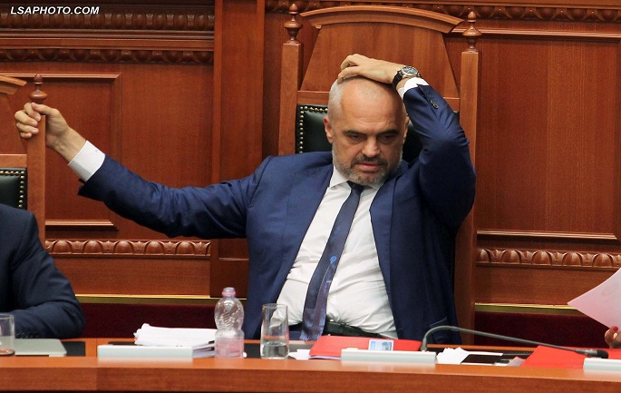 Kryeministri Edi Rama, gjate nje seance parlamentare, ku eshte diskutuar projektligji per Arsimin e Larte. /r/n/r/nPrime Minister Edi Rama, during a parliamentary session.