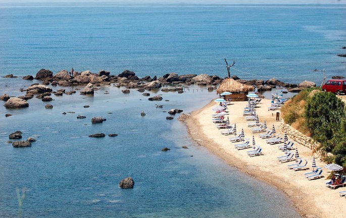A general view of a beach in the city of Durres, some 40 km (25 miles) from the capital Tirana, during a heatwave in Albania, July 13, 2011. Albania has been gripped by hot weather, with temperatures reaching 39 degrees Celsius (102 degrees Fahrenheit). REUTERS/ (ALBANIA - Tags: ENVIRONMENT SOCIETY)