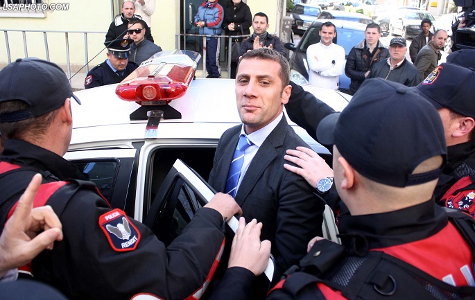 Deputeti i PKD, Mark Frroku, duke dale me pranga ne duar dhe i shoqeruar nga forca te policise ne Gjykaten e Larte, ku eshte vendosur masa e sigurise "Arrest me burg".	/r/n/r/nLawmaker Mark Frroku, escorted by police forces in the Supreme Court, where is confirmed the security measure "Arrest in prison".