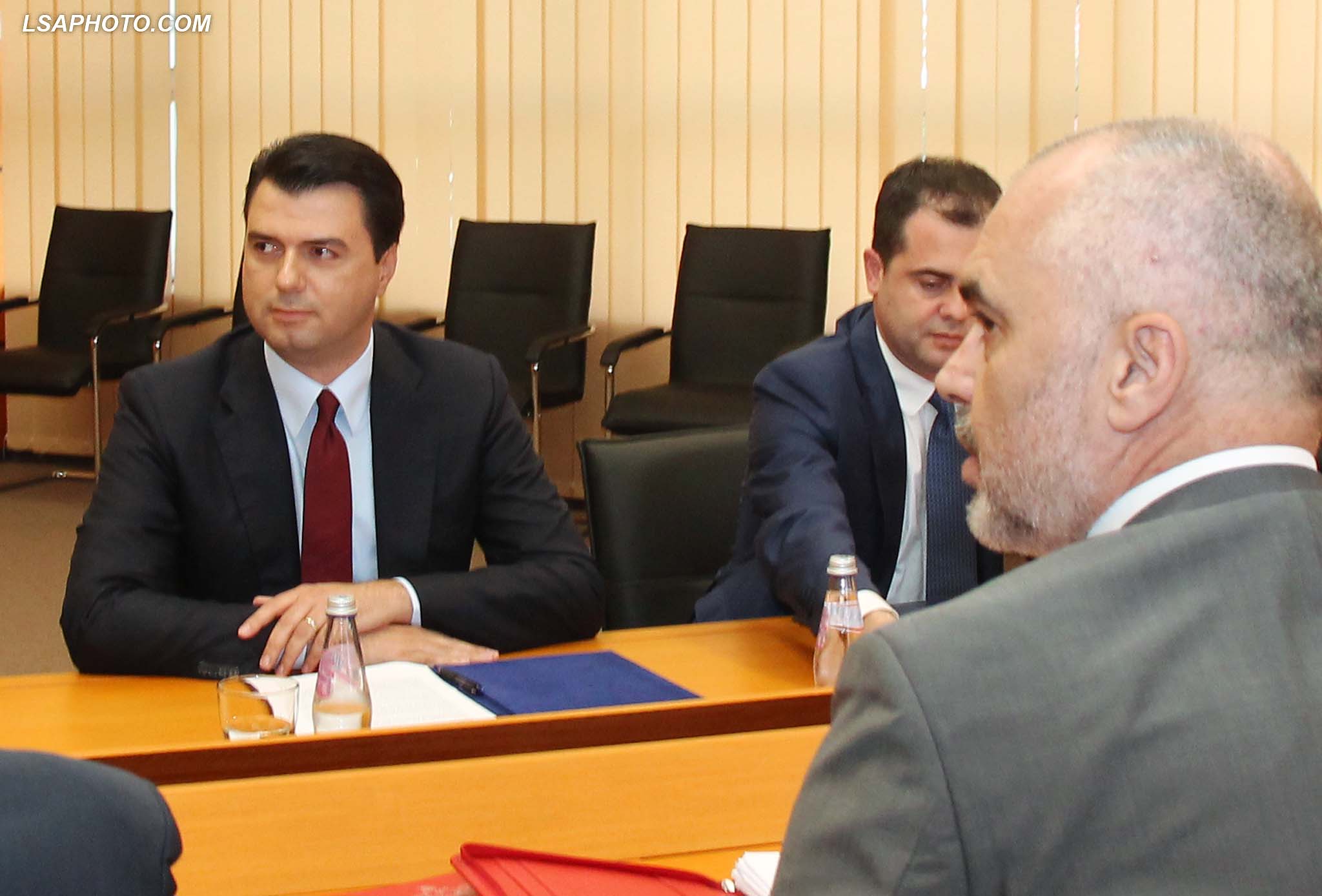 Kryeministri Edi Rama, gjate nje takimi ne Pallatin e Kongreseve me Kryetarin e PD, Lulzim Basha, ku kane diskutuar ne lidhje me reformen ne drejtesi. /r/n/r/nPrime Minister Edi Rama, during a meeting with Leader of the Democratic Party Lulzim Basha, where they discussed about judicial reform.